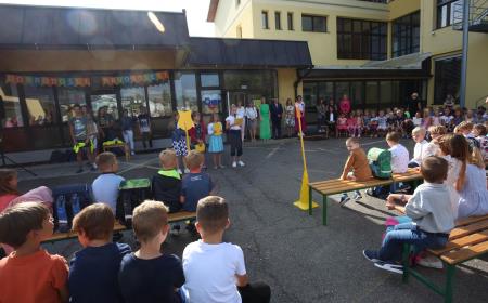 PRVI ŠOLSKI DAN SPREJEM PRVOOLČKOV CERKNICA 03 FOTO LJUBO VUKELIČ